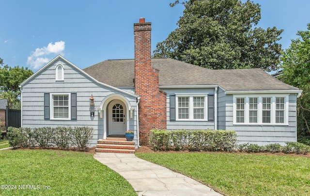 view of front of property featuring a front yard