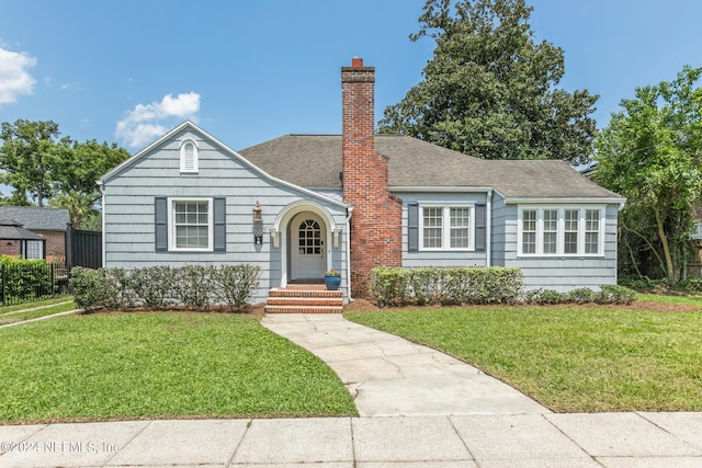 view of front of home featuring a front lawn