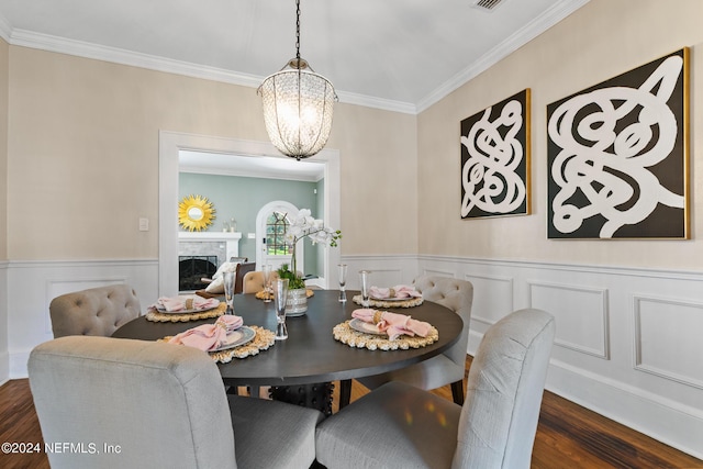 dining room featuring crown molding, dark hardwood / wood-style flooring, and a notable chandelier