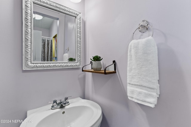 bathroom featuring sink