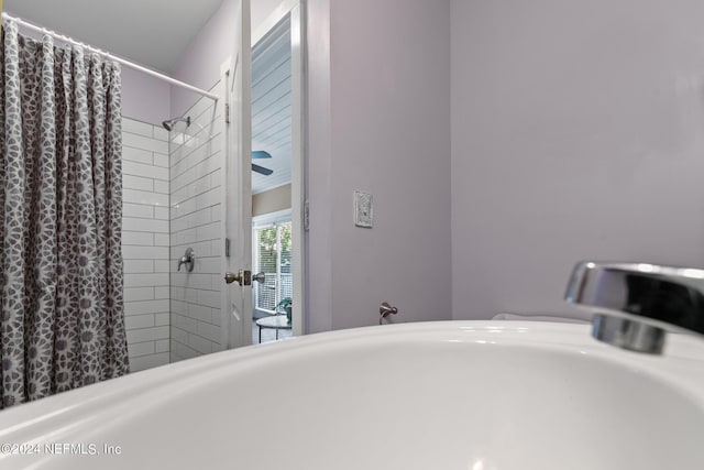 bathroom featuring a shower with shower curtain