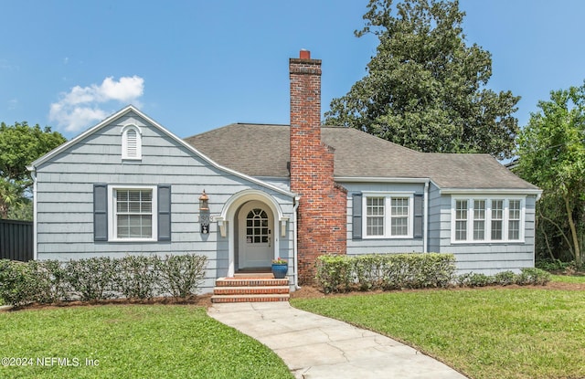 view of front of property featuring a front lawn