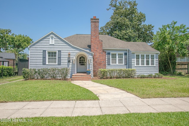 view of front of home featuring a front yard