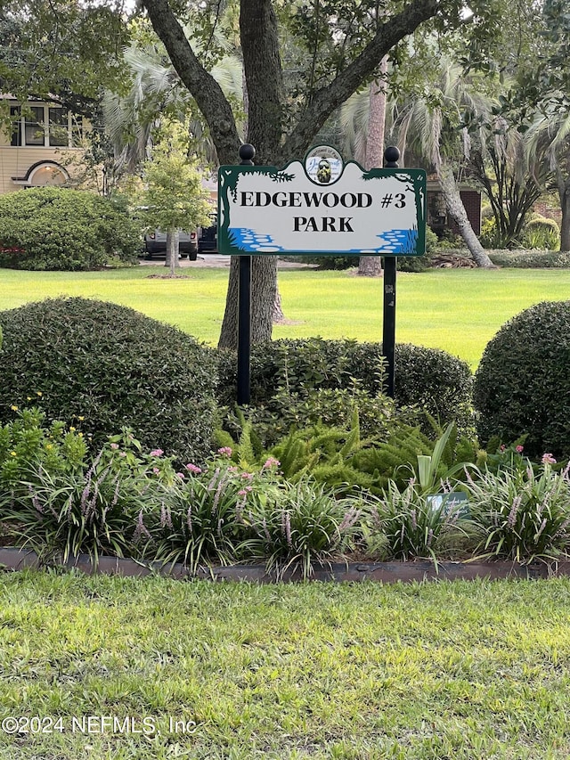 community / neighborhood sign featuring a yard