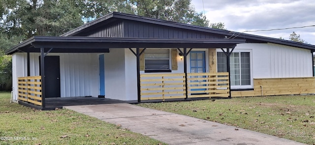 view of front of property featuring a front yard