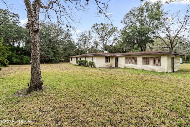 view of front of home featuring a front lawn