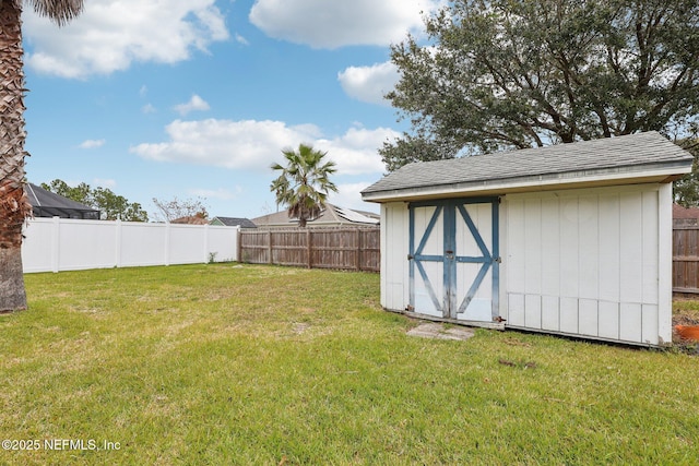 view of yard featuring a shed