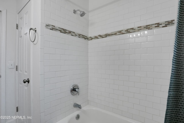 bathroom featuring tiled shower / bath