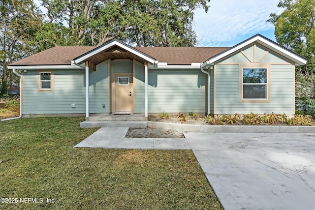 single story home featuring a front yard