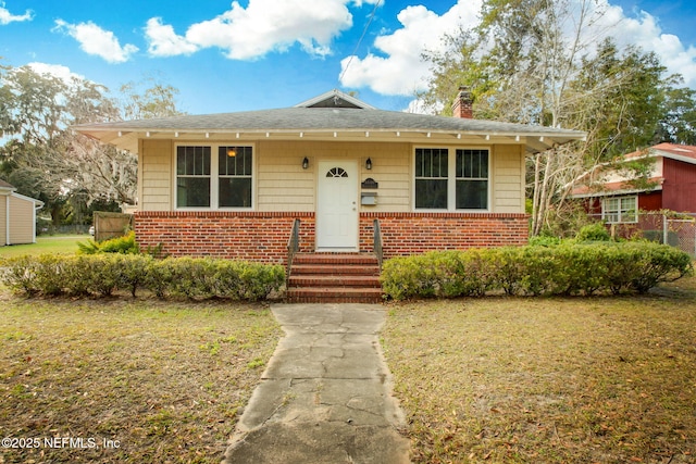 view of front of property featuring a front yard