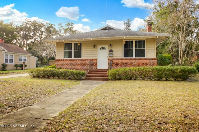 view of front facade with a front yard