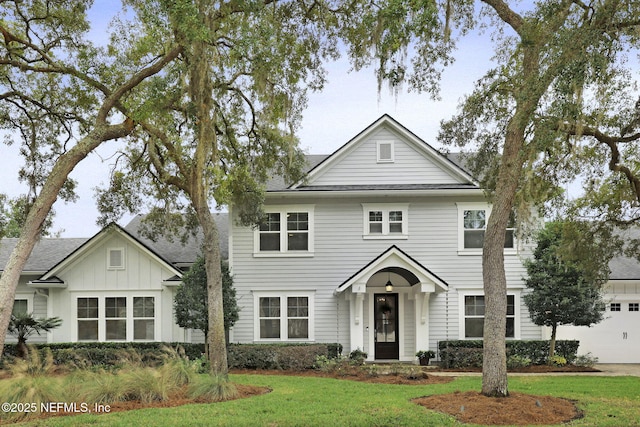 view of front of home featuring a front yard