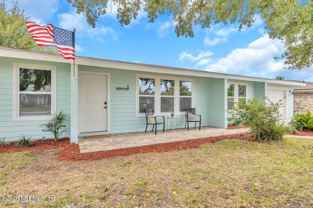 view of front of property featuring a front lawn and a garage