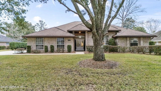 view of front of house featuring a front lawn