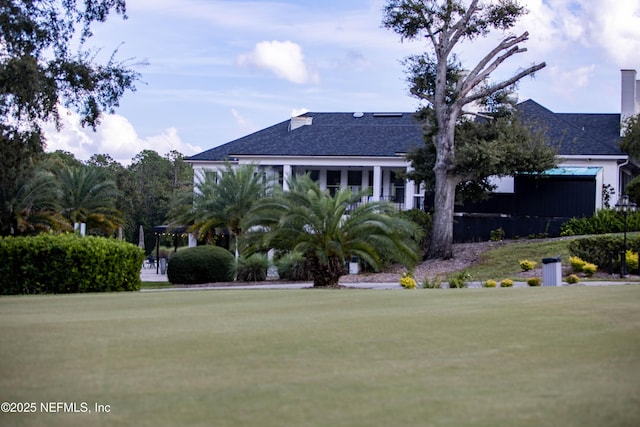 view of front of house featuring a lawn