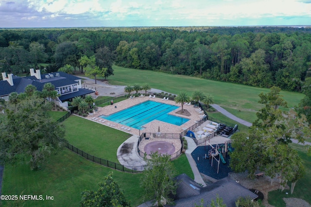 bird's eye view with a view of trees