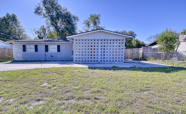 view of front of house featuring a patio and a front lawn