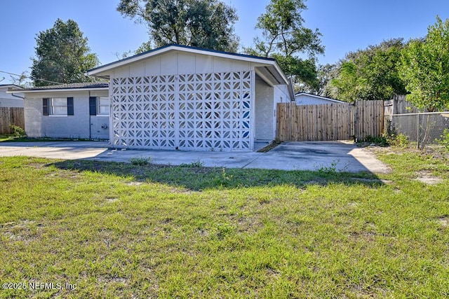 view of front of home featuring a front yard