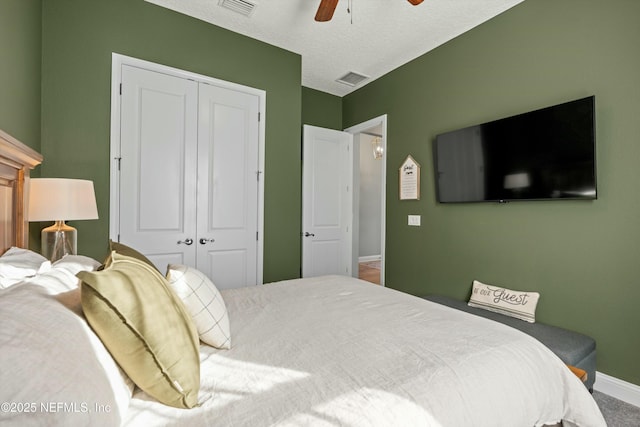 bedroom featuring ceiling fan, a closet, and a textured ceiling