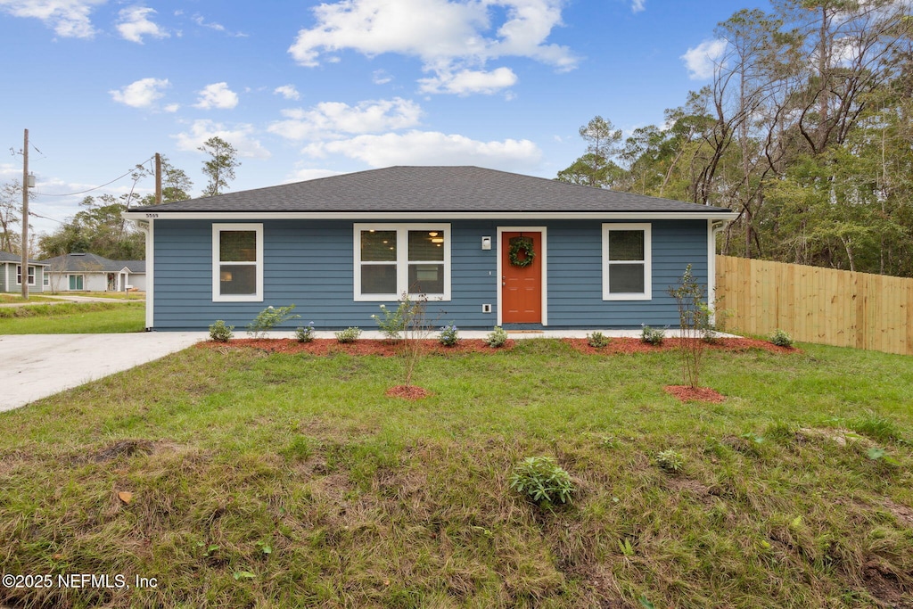 single story home with a front yard