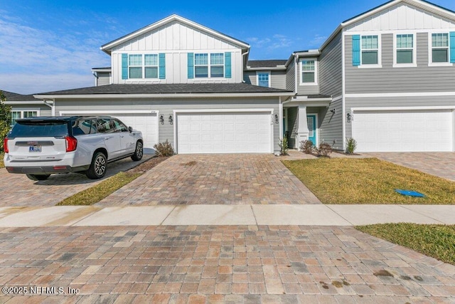 view of front facade featuring a garage