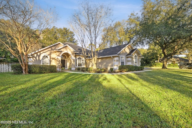 view of front of property featuring a front lawn