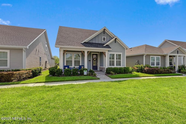 view of front facade featuring a front yard