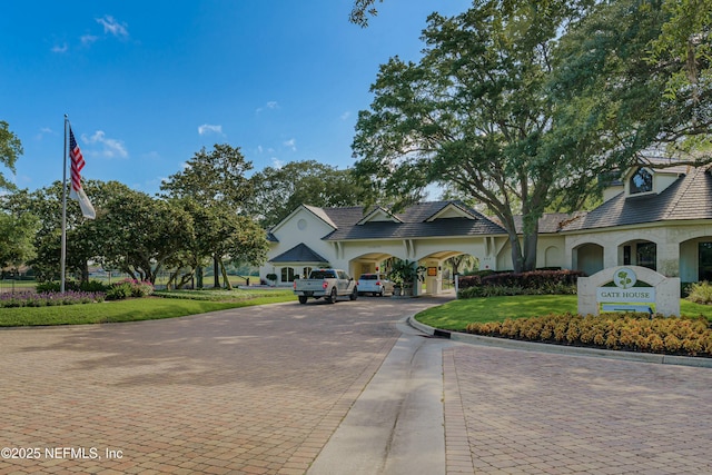 view of front of house featuring a front yard