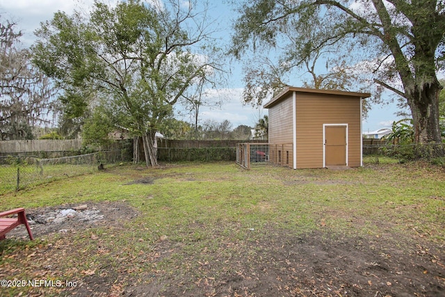 view of yard with a storage shed