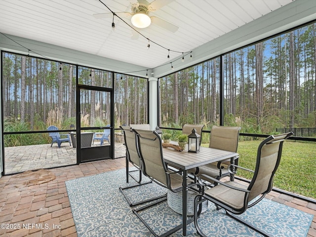 sunroom with ceiling fan