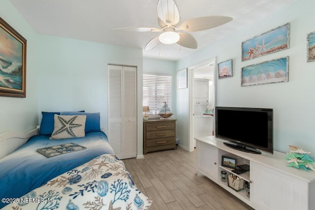 bedroom featuring ceiling fan, connected bathroom, a closet, and light hardwood / wood-style flooring