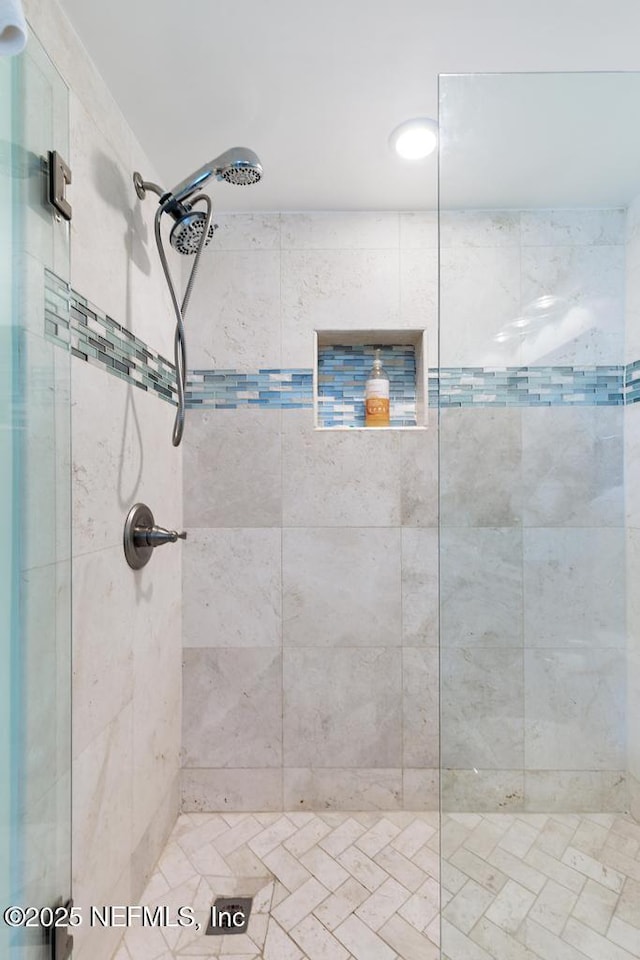 bathroom featuring tiled shower