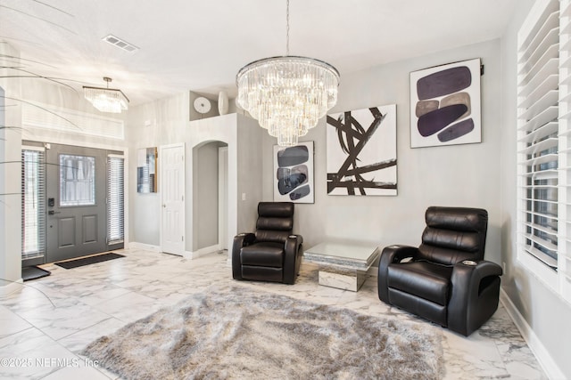 sitting room with a notable chandelier