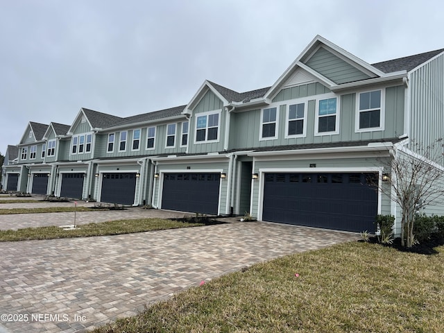 view of front of house featuring a front yard and a garage