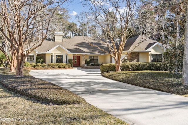 view of front of property featuring a front yard