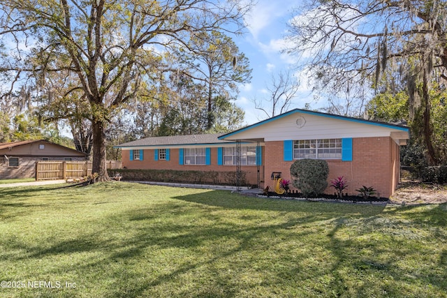 ranch-style home featuring a front lawn