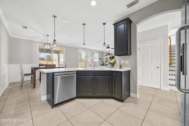 kitchen featuring kitchen peninsula, sink, appliances with stainless steel finishes, a textured ceiling, and ceiling fan with notable chandelier