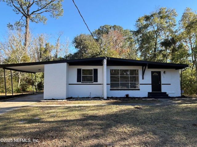 view of front of home featuring a front yard and a carport