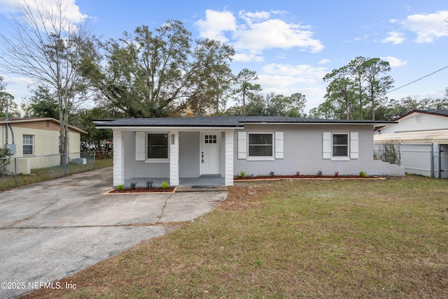 view of front of property featuring a porch and a front yard