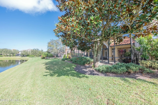 view of yard featuring a water view