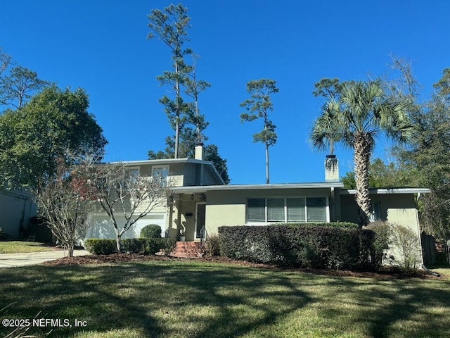 view of front of home featuring a front yard