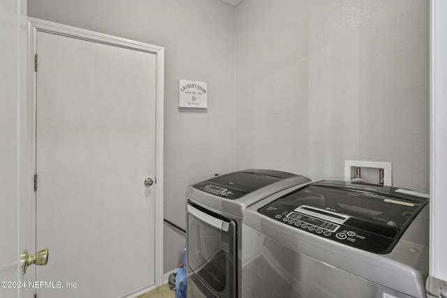 washroom featuring washing machine and clothes dryer