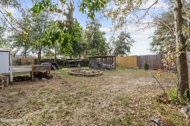 view of yard featuring an outdoor structure