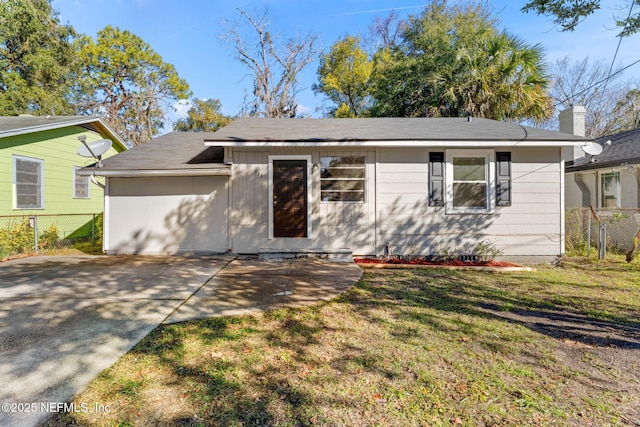 view of front of property featuring a patio and a front yard