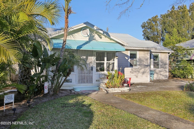 bungalow-style house featuring a front lawn