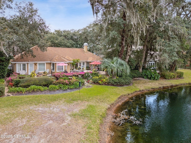 view of front of house featuring a front lawn