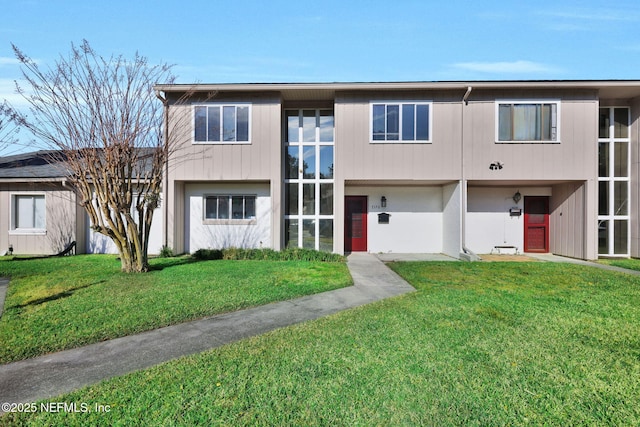 view of front facade featuring a front yard