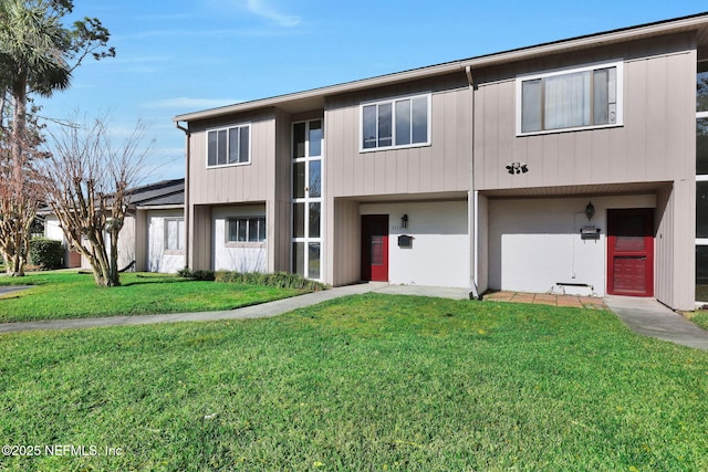 view of front of home featuring a front yard