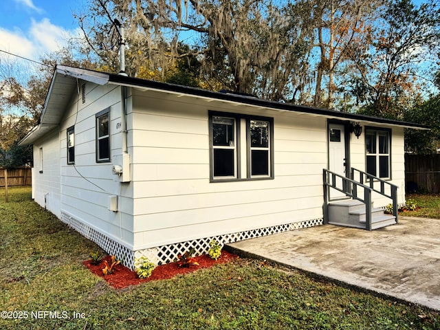 view of front of home featuring a patio area and a front yard