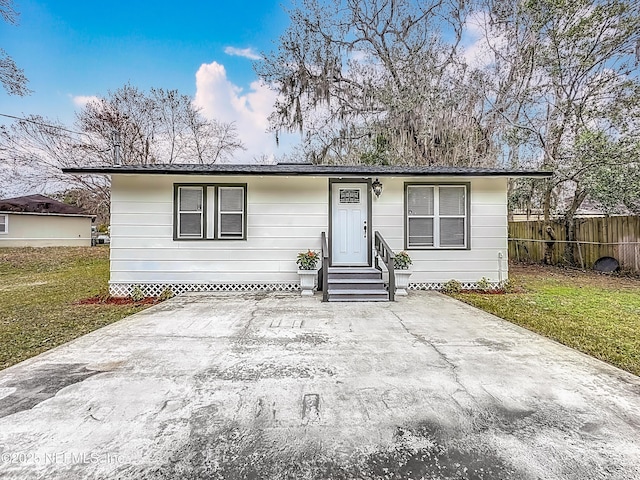 single story home featuring a front yard